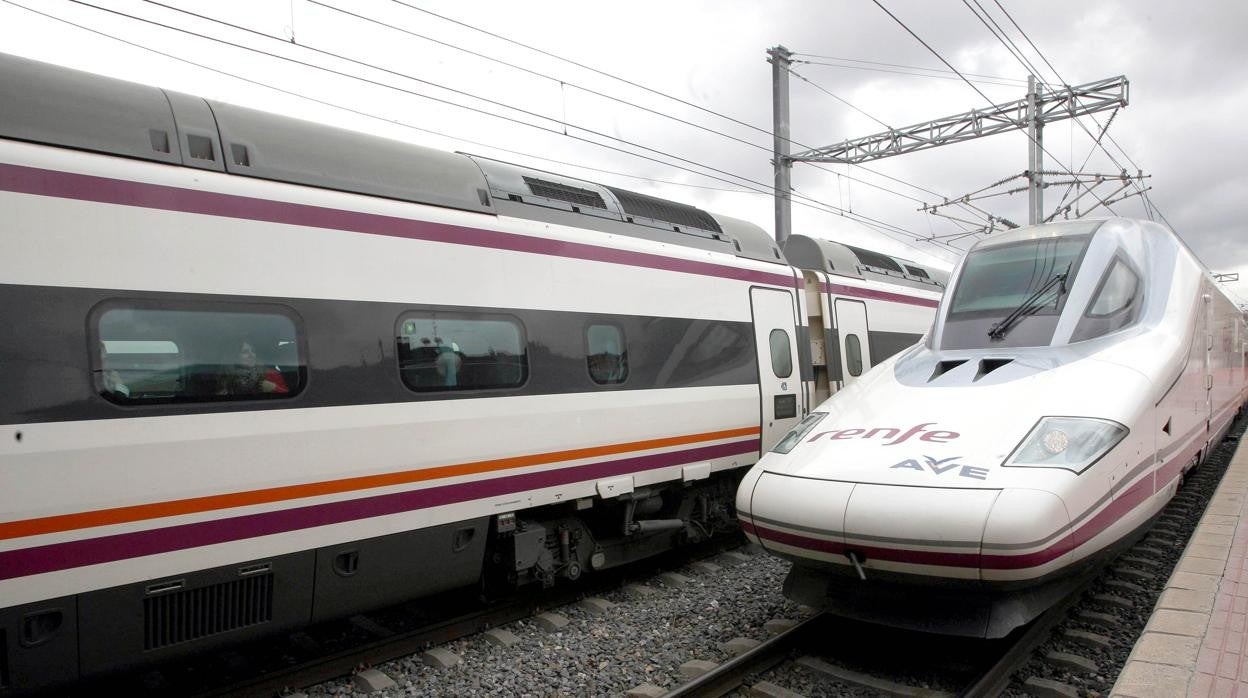 Llegada de un tren AVE a la Estación Campo Grande de Valladolid