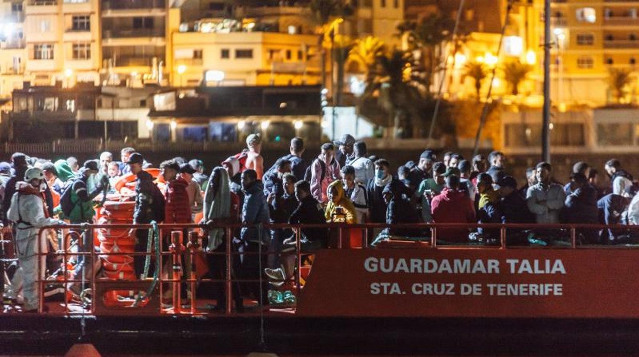 La Guardamar Talía llega al muelle de Arguineguín con 182 personas