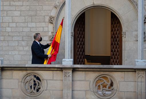 Retiran la bandera de España cuando comparecía Aragonès