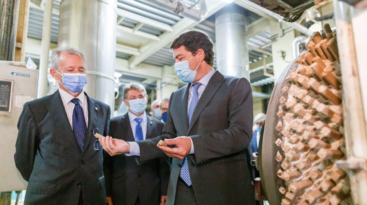 El director de Avigase, Jesús Oltra (I), junto al presidente de la Junta de Castilla y León, Alfonso Fernández Mañueco (D), durante la visita a la fábrica