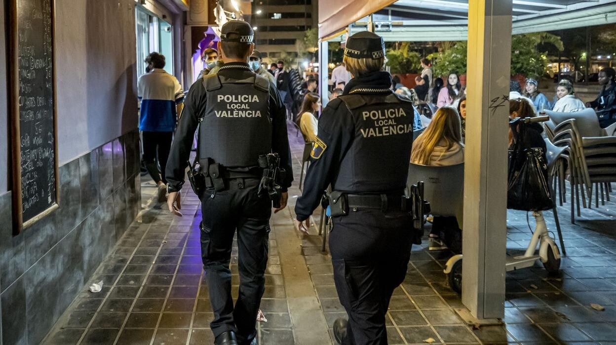 Imagen de archivo de una patrulla de la Policía Local de Valencia