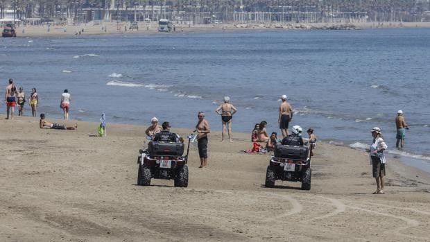 Un policía nacional de vacaciones salva la vida de una mujer que estaba flotando en la mar inconsciente