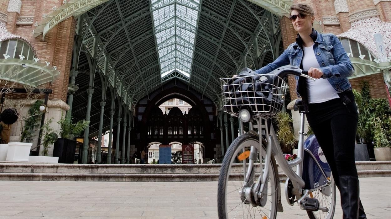 Usuaria de Valenbisi en el Mercado