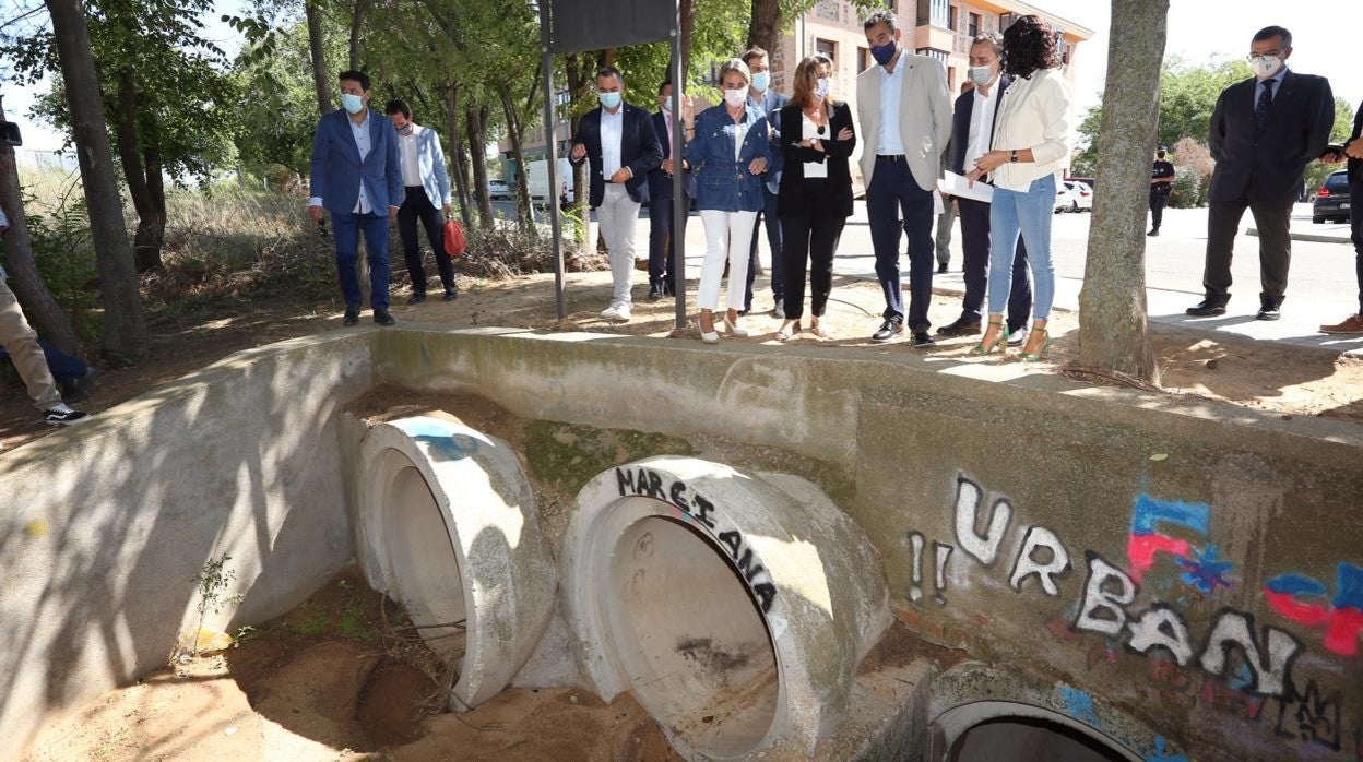 Las autoridades, sobre las tres tuberías que sirven para encauzar el arroyo Lazo a su paso por Azucaica