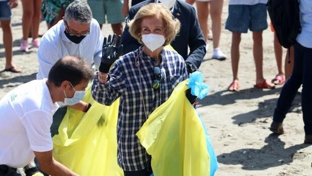 La Reina Doña Sofía recoge este sábado residuos en la playa de la Almadraba de Alicante