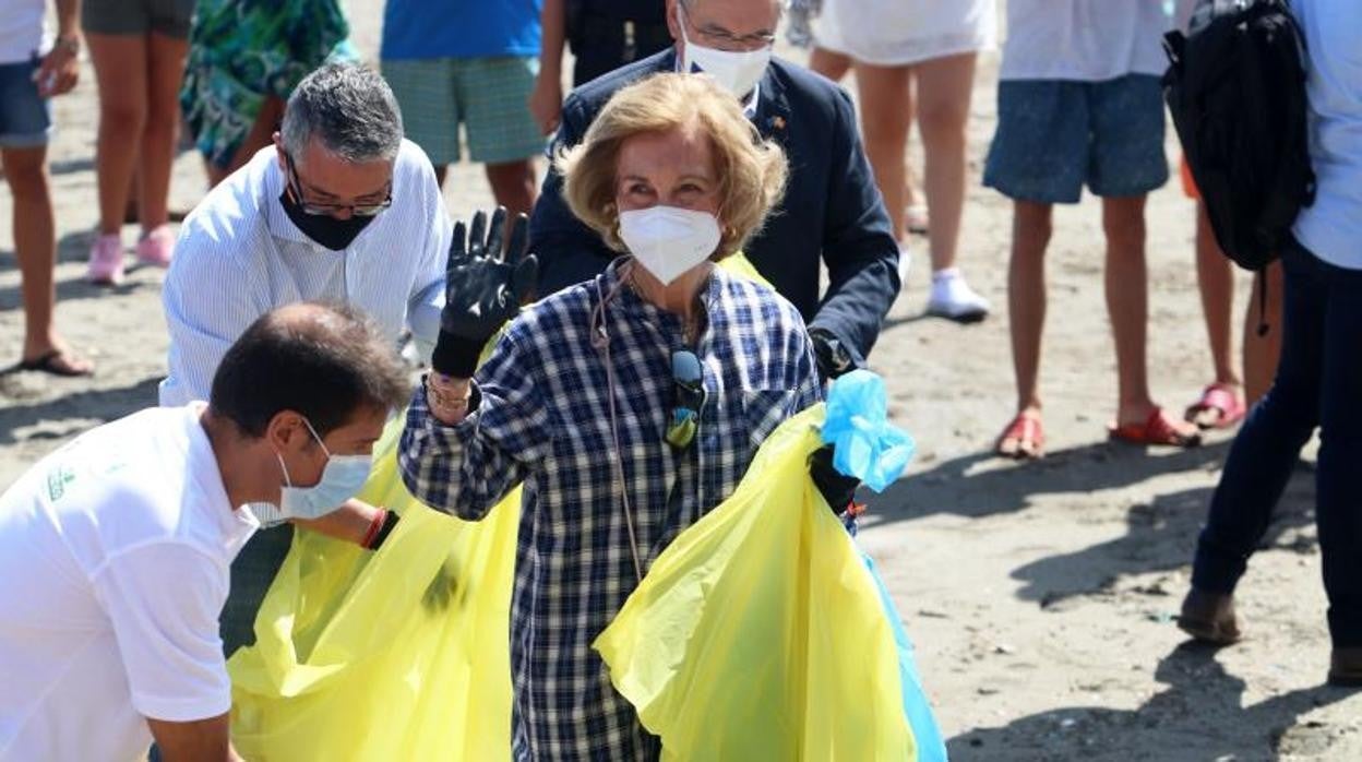 La Reina Doña Sofía, durante la recogida de residuos en Málaga