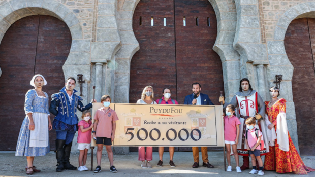 Una niña de 8 años, Sofía, es la visitante 500.000 del parque Puy du Fou de Toledo