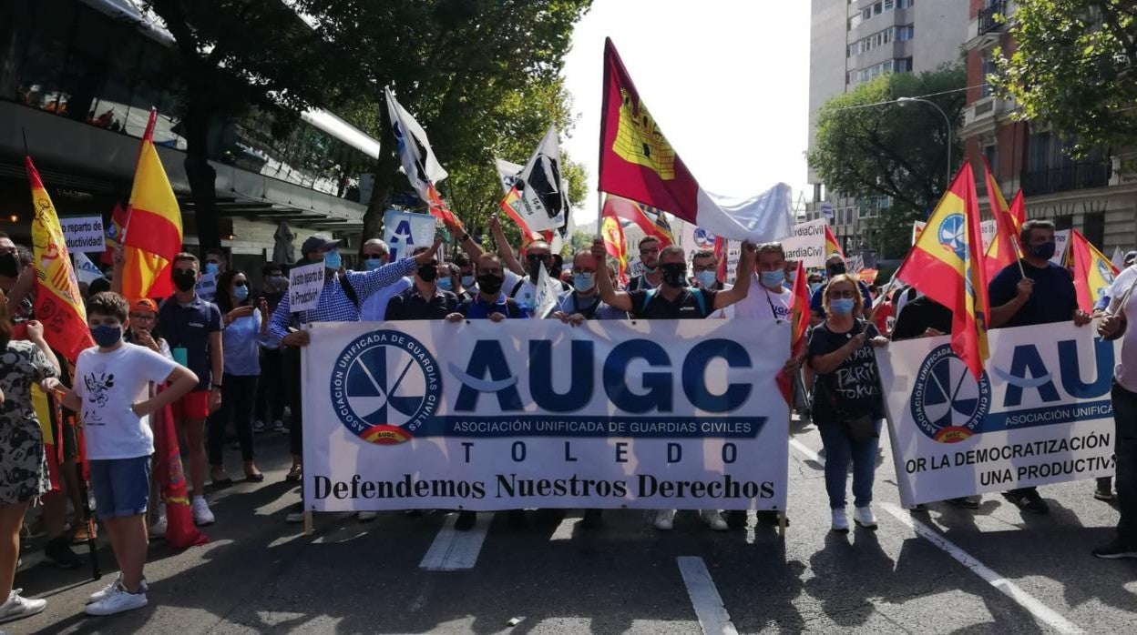 Representantes de la AUGC en Castilla-La Mancha participan en la manifestación en Madrid enarbolando la bandera de la región