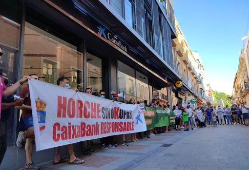 Manifestación de este verano en Horche delante de una oficina de CaixaBank