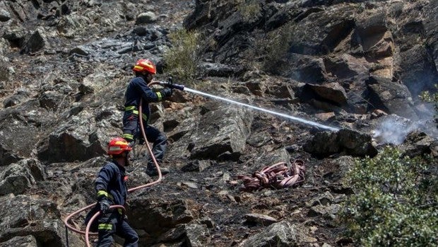 Detenida una nudista como autora del incendio forestal en el pantano de San Juan