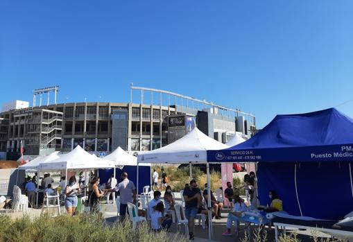 Carpas montadas con el dispositivo para la vacunación en las inmediaciones del estadio Martínez Valero