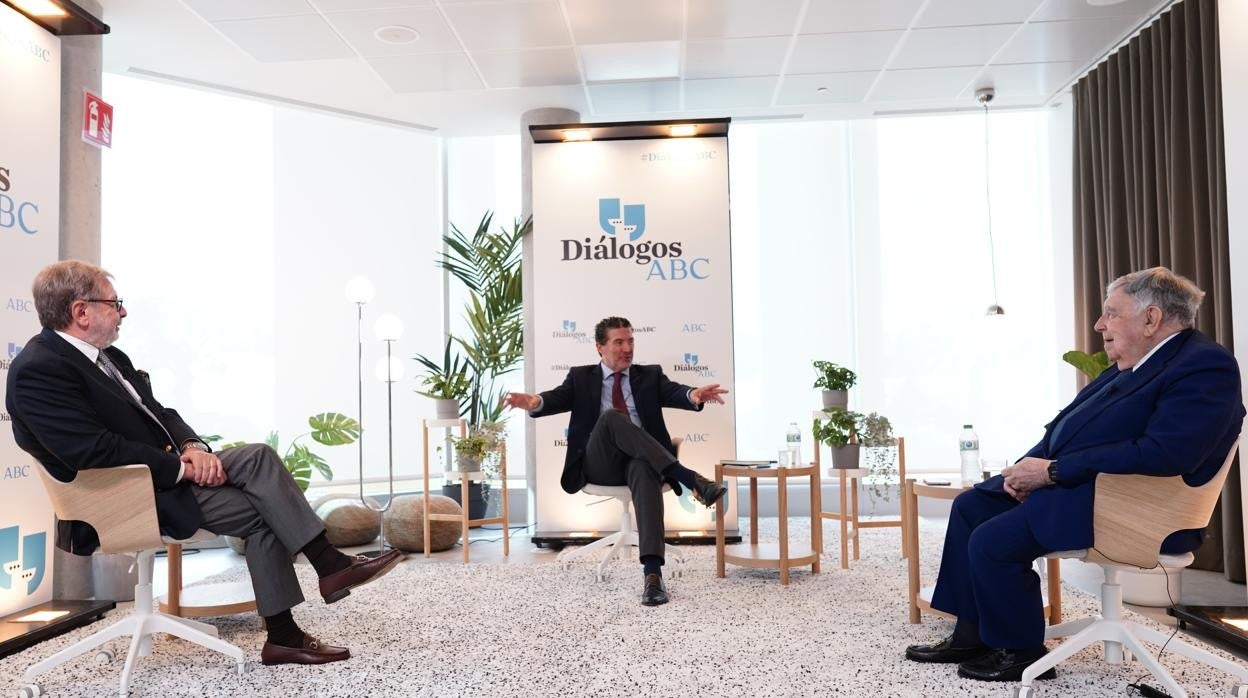 El director de ABC, Julián Quirós, reunió esta semana en la redacción del periódico a Luis María Anson (dcha.) y Juan Luis Cebrián (izda.) para hablar sobre la vigencia del régimen del 78