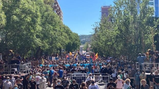 Miles de personas se concentran en Barcelona contra la ampliación de El Prat