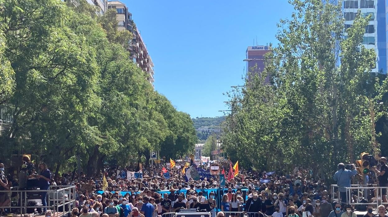 Miles de personas se concentran en Barcelona contra la ampliación de El ...