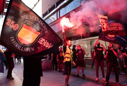 Varias banderas de la División Azul ondearon durante la marcha