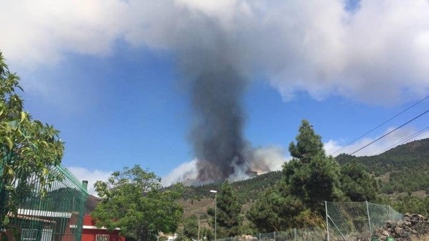 Erupción histórica del volcán de La Palma: columnas de material volcánico en la zona de Las Manchas