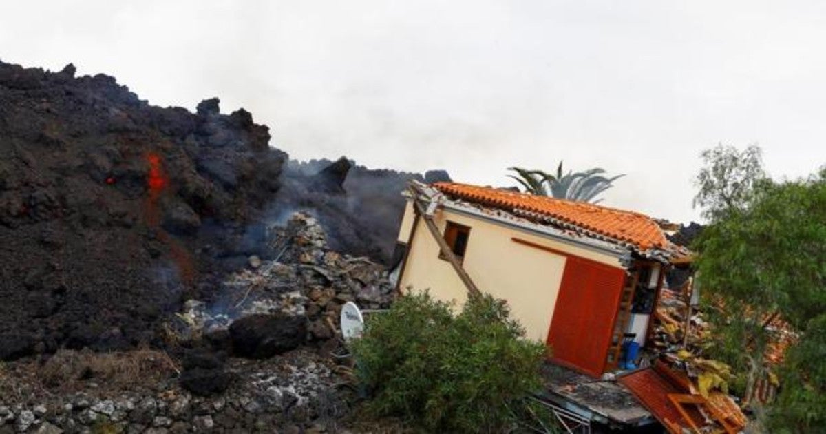 Imagen de una casa arrastrada y destruida por la lava del volcán de La Palma