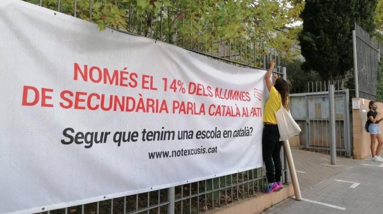 Pancarta en un centro educativo con la nueva campaña de Plataforma per la Llengua