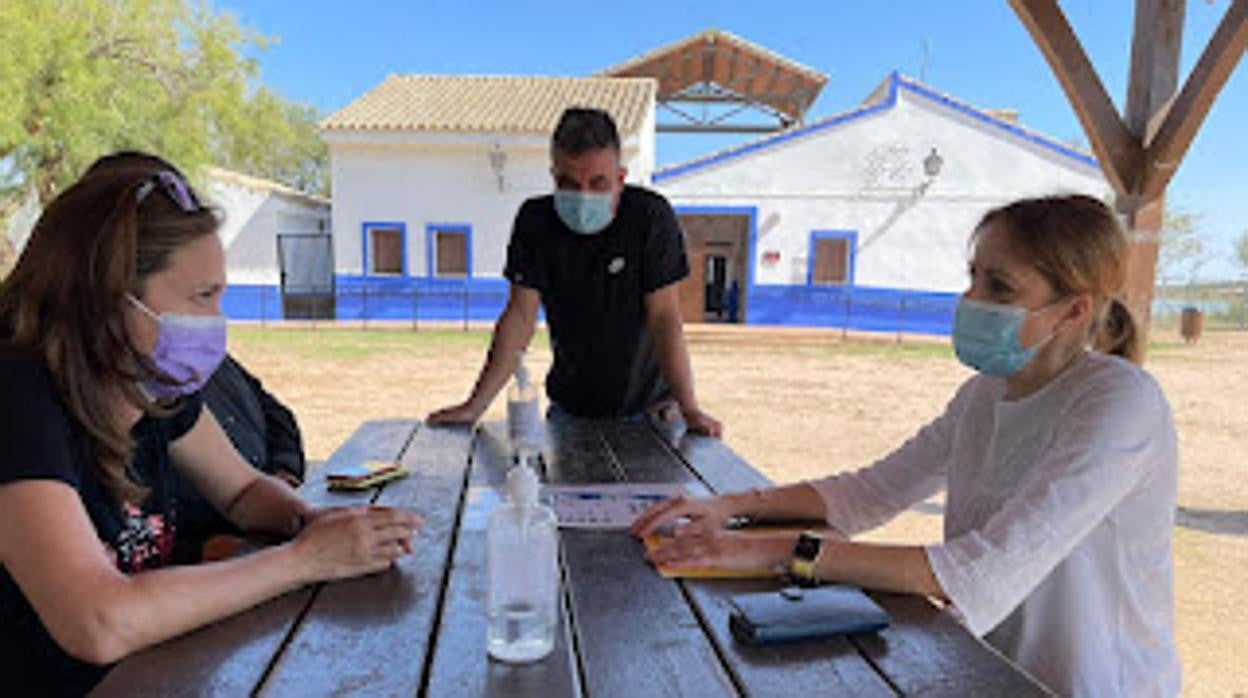 Un momento de la reunión con la eurodiputada Cristina Maestre