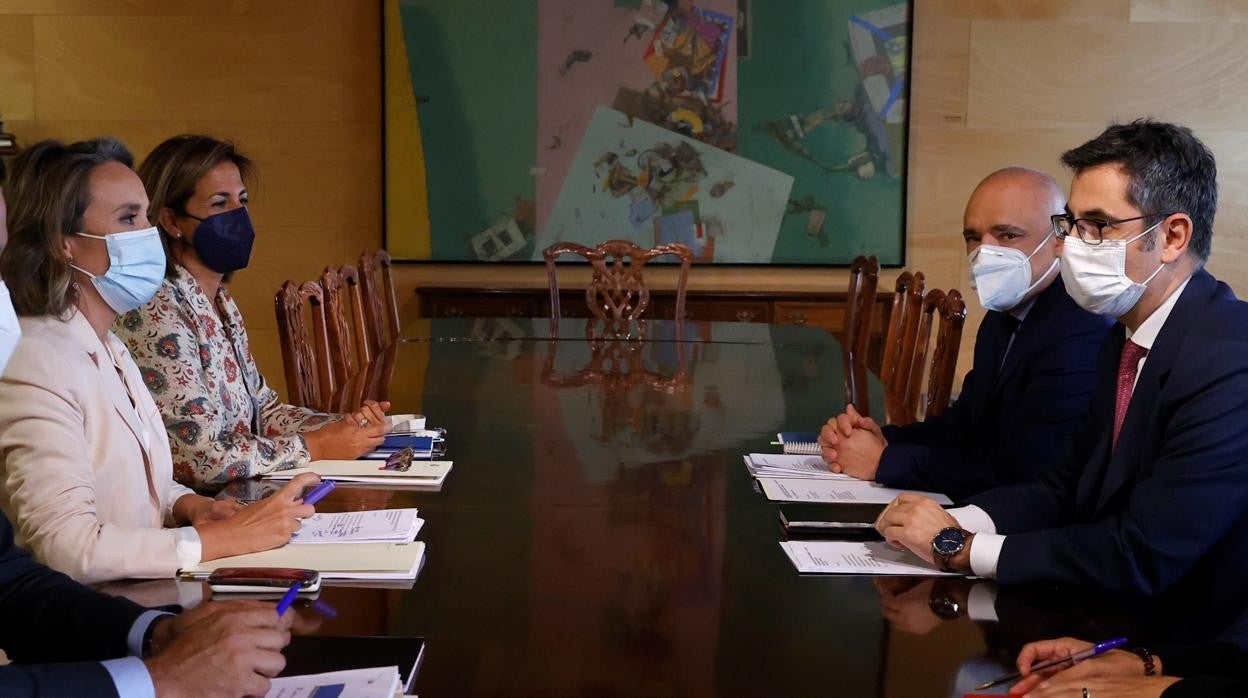 El ministro de la Presidencia, Félix Bolaños (d), durante la reunión mantenida este martes con la portavoz del PP en el Congreso, Cuca Gamarra