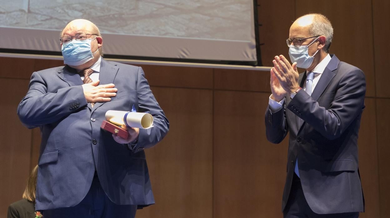 El presidente de la Diputación de Salamanca, Javier Iglesias, preside los actos del Día de la Provincia 2021. En la imagen, hace entrega de la Medalla de Oro de la Provincia a Baldomero González, esposo de Mª Isabel Muñoz, doctora fallecida por coronavirus