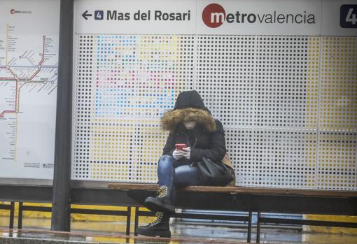 Imagen de archivo en la que una mujer aguarda la llegada del metro en Valencia