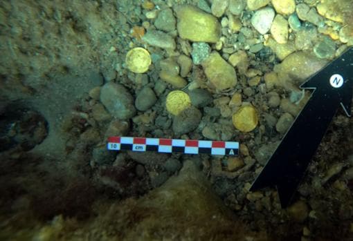 Algunas de las monedas halladas bajo el mar