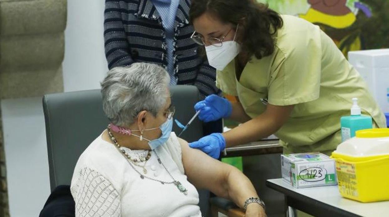 El Sergas llamará uno a uno a los gallegos que faltan por vacunar