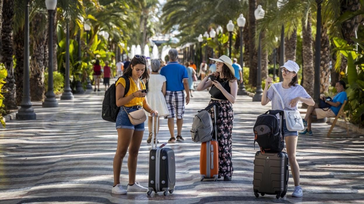 Imagen de archivo de turistas en Alicante