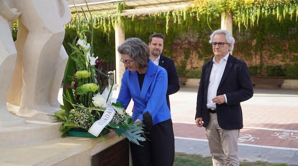 Maite Pagazaurtundúa hace una ofrenda floral ante el monumento a las víctimas de ETA en Tudela junto al alcalde Alfredo Toquero y el portavoz de Cs en Navarra, Carlos Pérez Nievas.