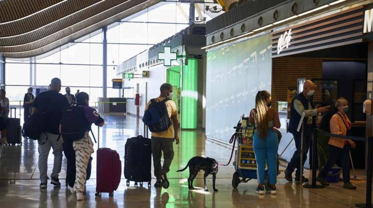 Varios turistas llegan al aeropuerto de Barajas