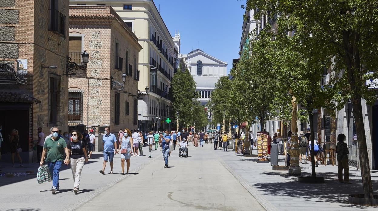 El suelo de microaglomerado granítico, en la zona central, de la calle Arenal