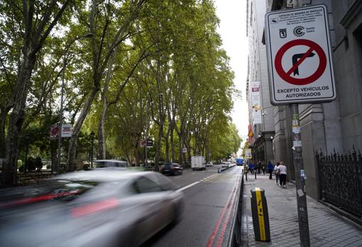 Uno de los carteles con el nuevo nombre de Distrito Centro, en el paseo del Prado