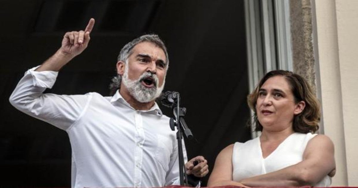 Ada Colau y Jordi Cuixart en el pregón de la Fiesta Mayor de Gracia el pasado agosto