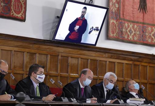 Los abogados de las acusaciones, durante la vista celebrada en el TSJ de Aragón. Igor el Ruso siguió la sesión por videoconferencia (en la pantalla)