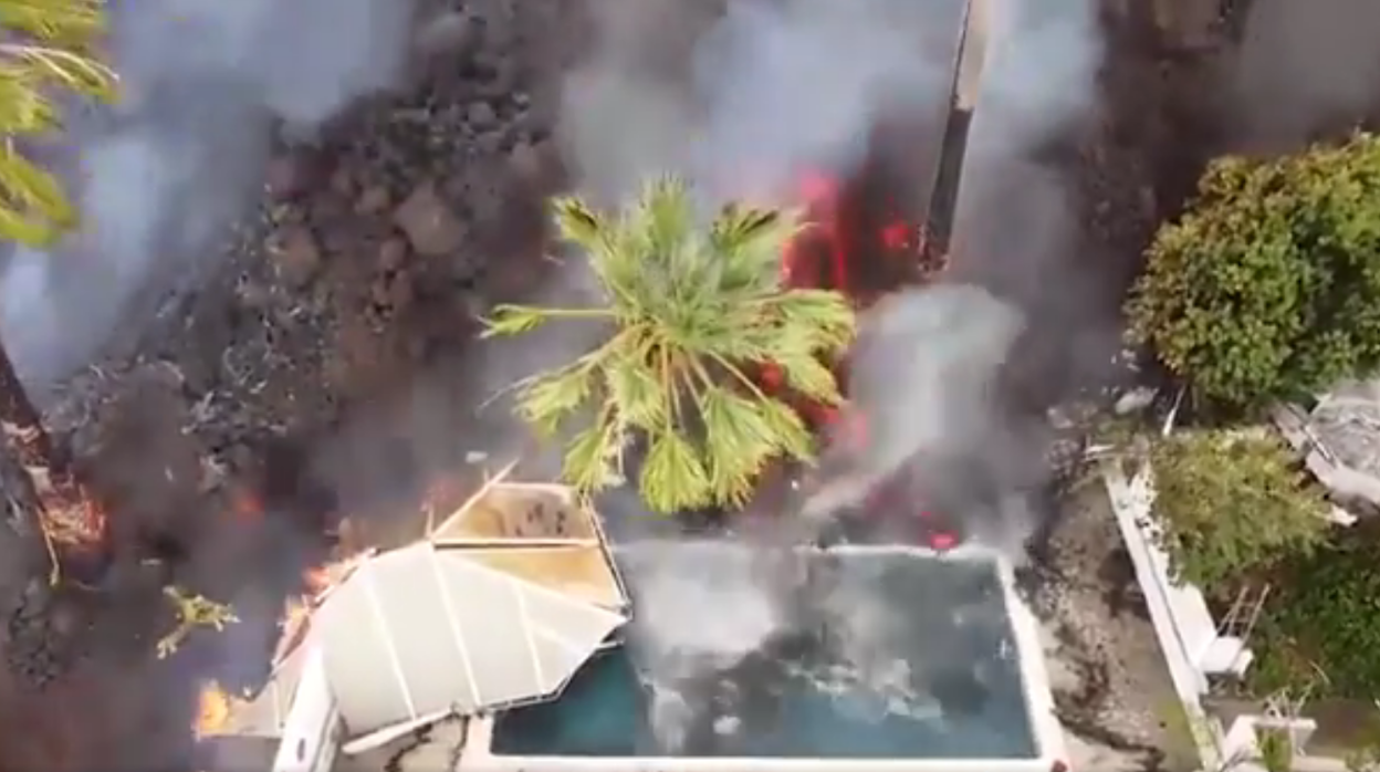 La erupción del volcán de La Palma alcanza una piscina de la zona