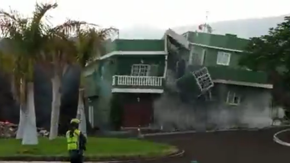 Impactantes imágenes de una vivienda en Todoque alcanzada por la lava