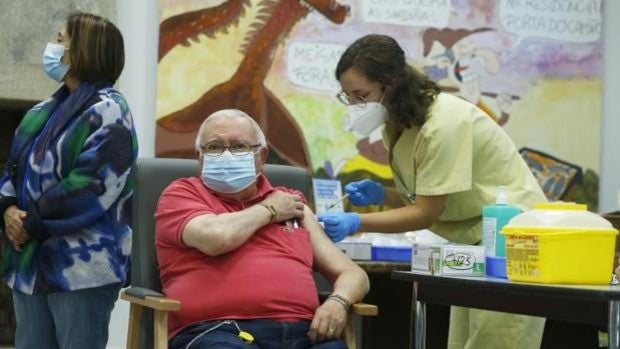 Los gallegos ya pueden pedir cita para vacunarse a través de WhatsApp