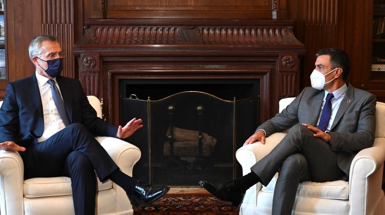 El presidente del Gobierno, Pedro Sánchez, y el secretario general de la OTAN, Jens Stoltenberg,