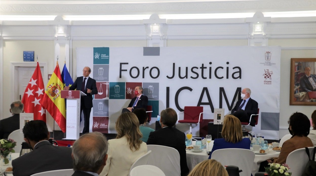 Daniel Calleja, en el Foro Judicial del ICAM, en presencia del decano, José María Alonso y del ex comisario europeo Arias Cañete