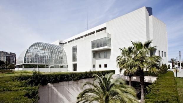 Uno de los techos del Palau de la Música de Valencia cae sin causar daños personales