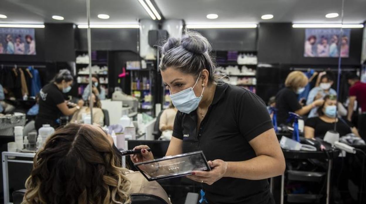 Los salones de peluquería están incluidos entre los sectores que pueden pedir las ayudas por pérdidas debidas al Covid