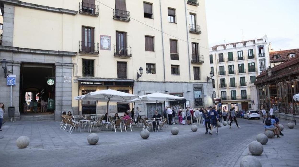 Varias terrazas extendidas junto al Mercado de San Miguel (Centro)