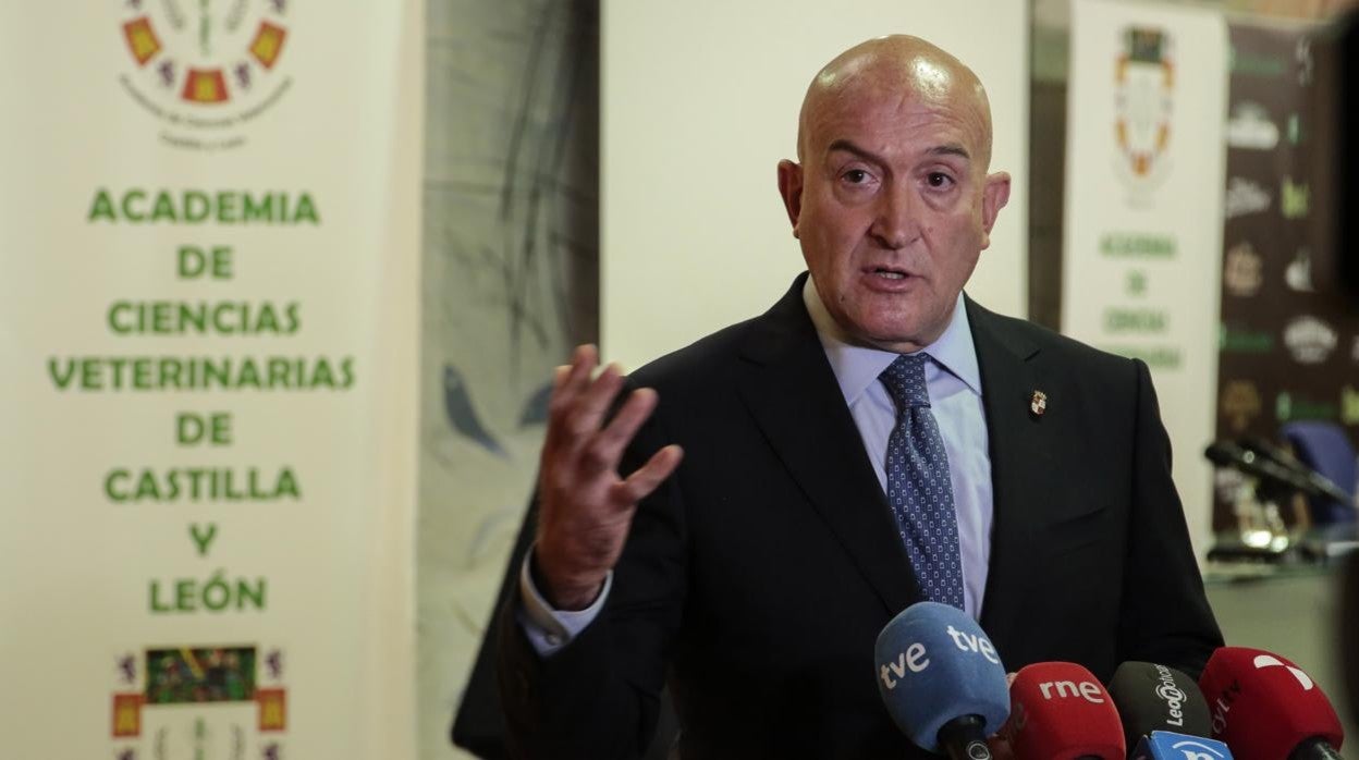 El consejero de Agricultura, Ganadería y Desarrollo Rural, Jesús Julio Carnero, durante la inauguración de la Asamblea de Academias de Ciencias Veterinarias de España