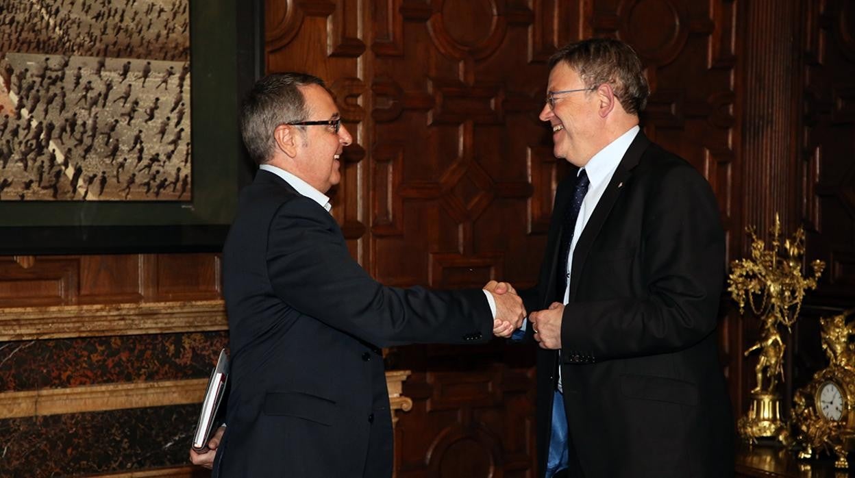 Imagen de archivo del nuevo presidente del CES, Arturo León, junto al jefe del Consell, Ximo Puig