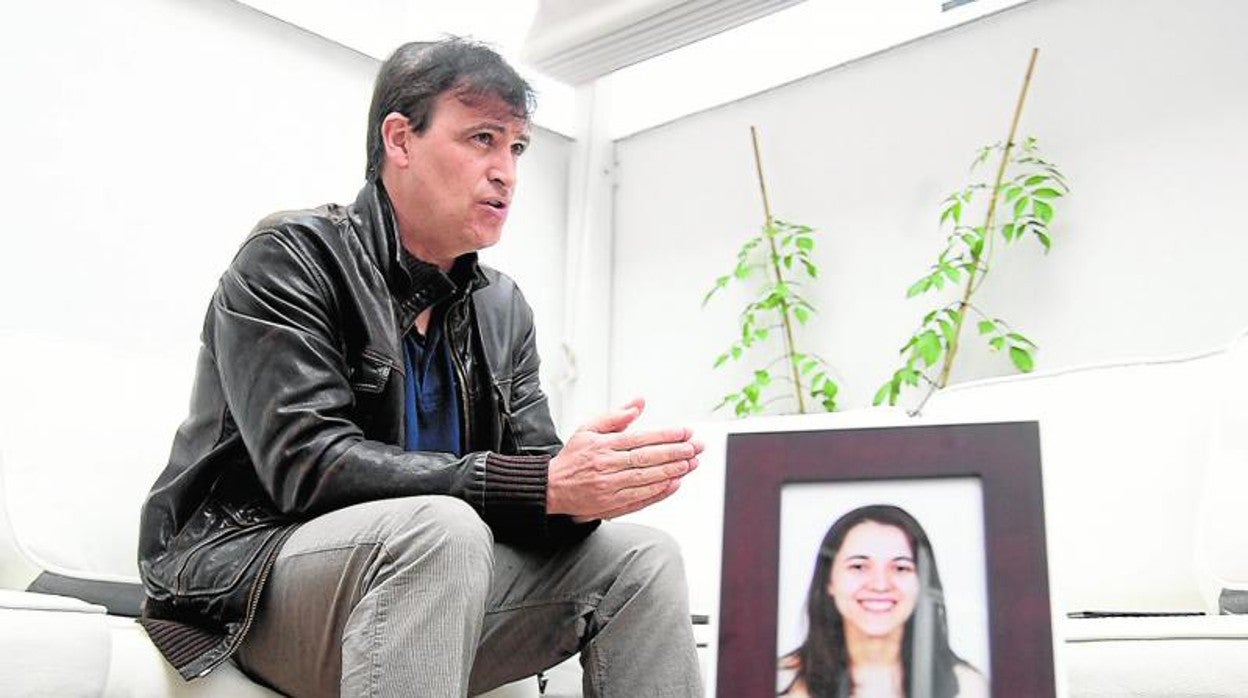 Una fotografía de Leilah Elguamari está presente durante la entrevista con Fernando Alberca, el que fuera su novio durante siete años.
