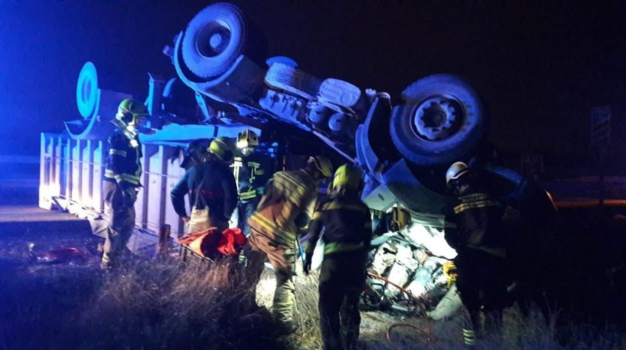 Imagen de la actuación de los bomberos en el camión siniestrado en Alicante