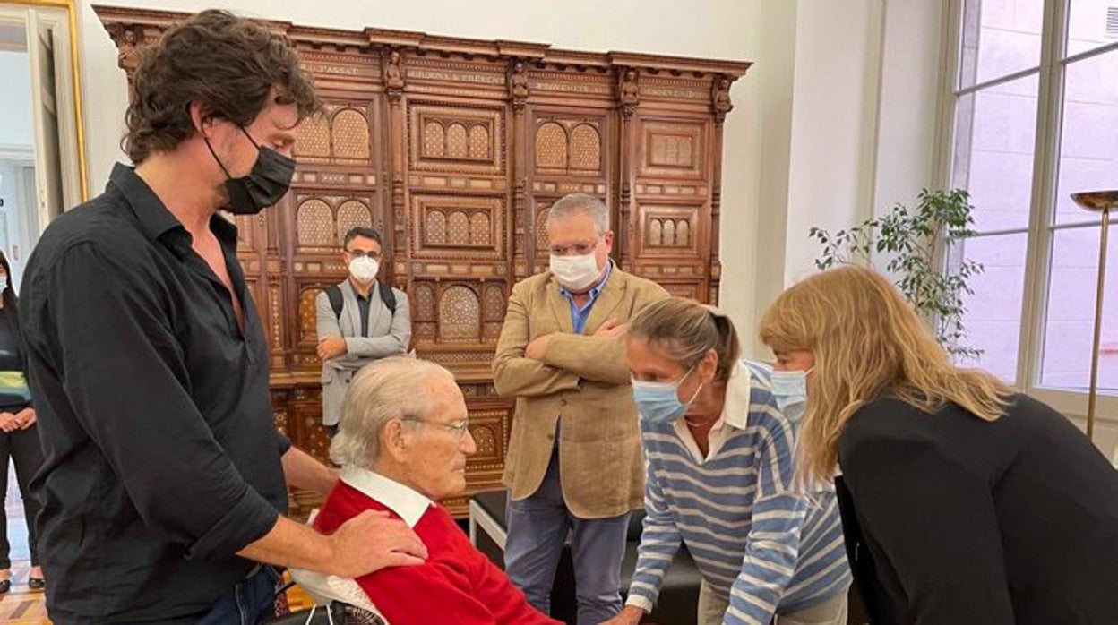 Oriol Bohigas (en el centro de la imagen) con su familia, la consejera de Cultura, Natalia Garriga (a la derecha) y el director del Archivo Nacional, Francesc Balada