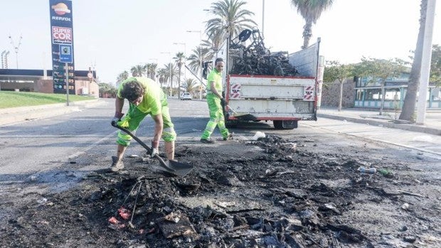 Nuevo macrobotellón  en Barcelona, que se traslada a las playas y vuelve a acabar con peleas y saqueos