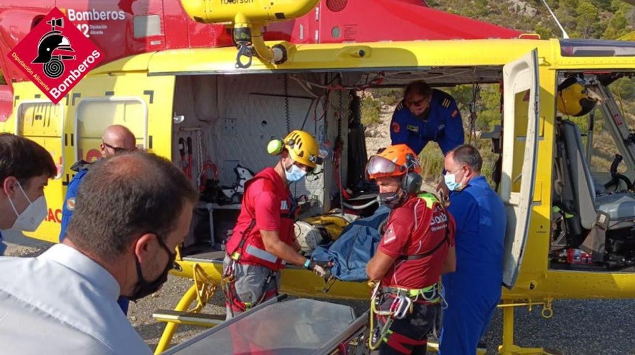 Imagen del rescate del cuerpo del escalador fallecido en Finestrat (Alicante)